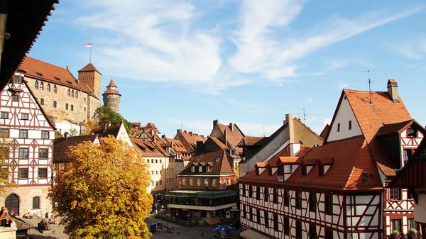 Nürnberg? Nürnberg! Oder wann haben Sie das letzte Mal die größte Stadt Frankens einfach so mal genossen? Die Kaiserburg, der Tiergärtnertorplatz, die verschiedenen Museen und und und - all das lohnt eine Tour auch ganz ohne Besuch aus der Ferne. Gerade die Perlen der eigenen Region kennen viele nur oberflächlich.