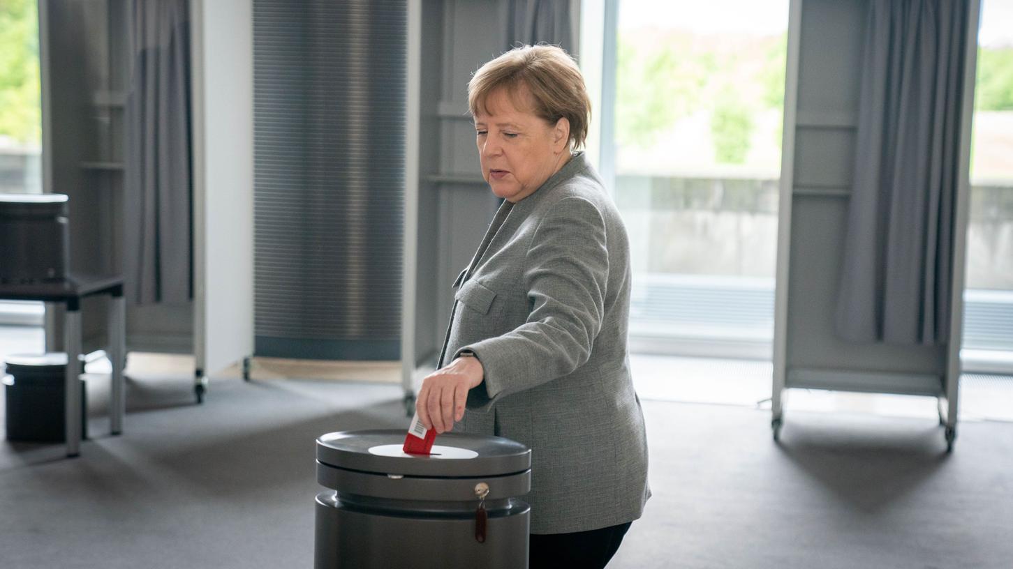 CDU/CSU schneiden bei der Sonntagsfrage derzeit relativ gut ab. Das dürfte auch Kanzlerin Angela Merkel freuen.