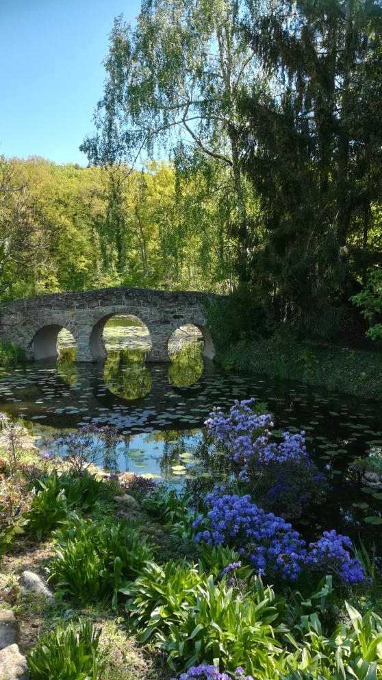 In Corona-Zeiten sind es vor allem Spaziergänge, die für Abwechslung sorgen. Der Schlosspark in Dennenlohe bietet sich dafür an.
