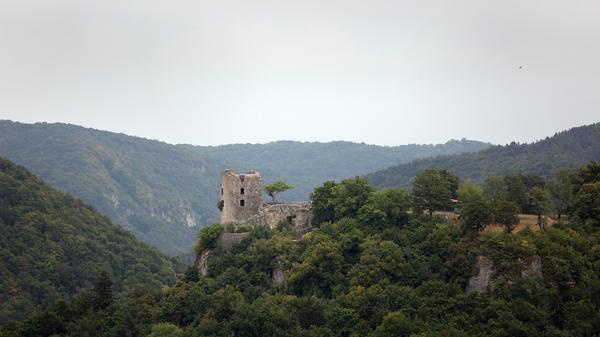 Apropos Fränkische Schweiz: Die Region gehört zu den schönsten Wander- und Klettergebieten in ganz Deutschland - im Bild die Burgruine Neideck, die als eines der Wahrzeichen der Region gilt. 2008 wurde sie gesichert. Seitdem führt eine Treppe auf die Spitze des Turms mit einem wunderbaren Ausblick.