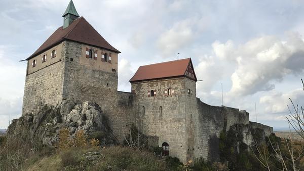 Sehr schön wandern lässt es sich auch in der Hersbrucker Alb, die kleine Schwester der Fränkischen Schweiz und ein wenig näher dran an der Großstadt Nürnberg. Ein beliebtes Ausflugsziel dort ist nicht zuletzt Burg Hohenstein.