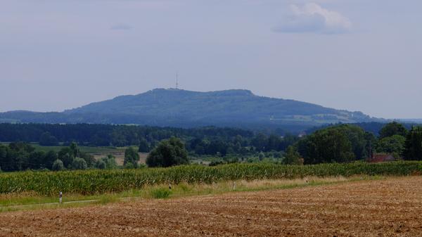 Mit 689,4 Metern ist der Hesselberg die höchste Erhebung Mittelfrankens. Um den Berg ranken sich seit jeher jede Menge Geschichten und Sagen. Einen Ausflug lohnt er auf jeden Fall, bei schönem Wetter kann man sogar manchmal die Alpen sehen.