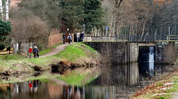 Zwar ist der Alte Kanal fast überall von Wald umgeben, je nach Tageszeit und Wolkenlage liegt aber mindestens eine, wenn nicht sogar beide Seiten des Kanals in der Sonne. Das ist perfekt für eine entspannte Fahrradtour, deren Länge flexibel angepasst werden kann. Da der Alte Kanal sehr regelmäßig durch Schleusen unterbrochen wird, die meistens auch als Brücken fungieren, kann auch jederzeit die Seite gewechselt oder bequem umgekehrt werden. Dabei kommt man außerdem an einigen kleinen Orten vorbei, in denen man gut eine Pause einlegen und sich ein Mittagessen gönnen kann.