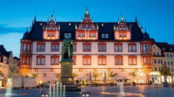 In einer guten Stunde geht es mit dem Regionalexpress auch von Nürnberg nach Coburg, über viele Jahre Residenzstadt der Herzöge von Sachsen-Coburg und verwandt mit dem britischen Königshaus, das sich erst im Ersten Weltkrieg in Windsor umbeannt hat. Der Marktplatz mit dem Rathaus (Bild) oder die Veste Coburg - es gibt viel zu entdecken. Und zu erschmecken - auf dem Markplatz werden nach Meinung vieler die besten Bratwürste der Welt über Kiefernzapfen gebraten und im Brötchen auf die Hand verkauft - die "Coburger".