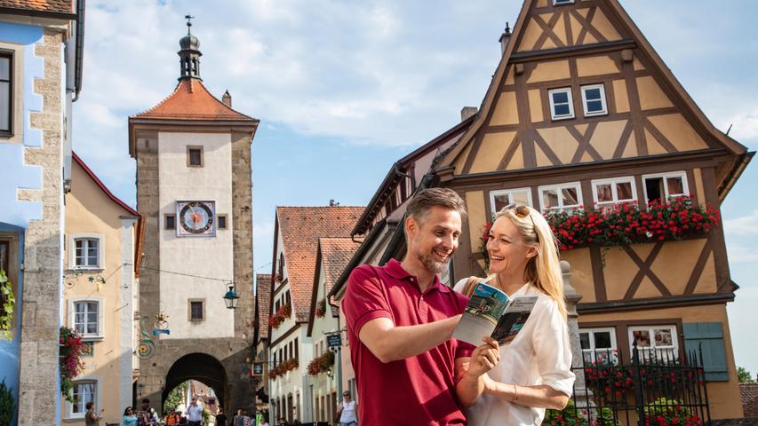 Rothenburg ob der Tauber ist normalerweise überlaufen von Touristen aus aller Welt, zu Corona-Zeiten haben wir Franken unsere mittelalterliche Perle eher für uns. Wandern Sie unbedingt auch rund um die Stadt im Taubertal, hier stehen einige der schönsten Patrizierschlösschen.