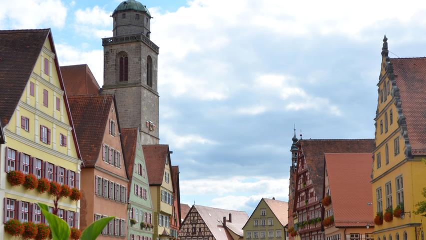 Dinkelsbühl steht touristisch immer ein wenig im Schatten von Rothenburg. Doch auch dieses Städtchen hat zweifellos seinen Charme. Im Zentrum kann man in einem Brauereigasthof einkehren.