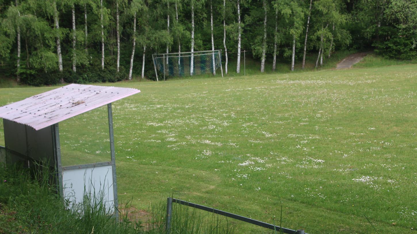 Die Szenerie lässt erahnen, dass der Platz in Kalbensteinbach schon länger nicht mehr bespielt wurde. Die Szenerie lässt erahnen, dass der Platz in Kalbensteinbach schon länger nicht mehr bespielt wurde.