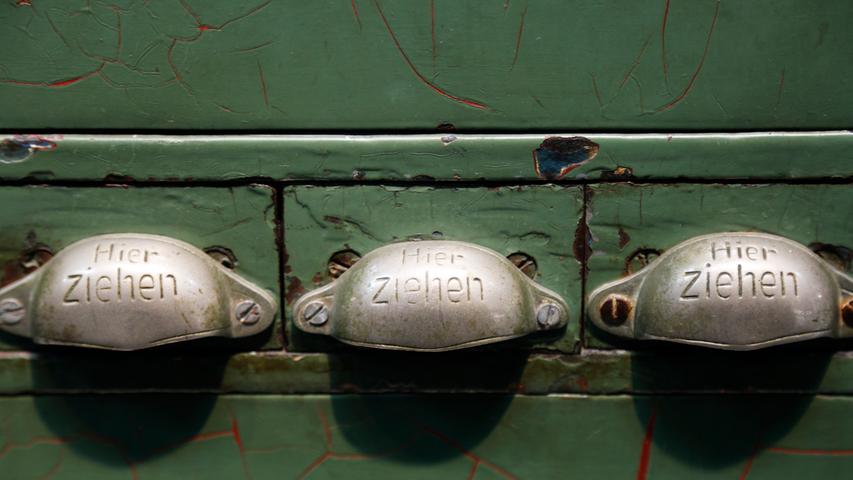 Detail eines alten Automaten - was einst in Bahnhöfen aufgestellt war, gehört zu den interessantesten Stücken des neugestalteten Bereichs.