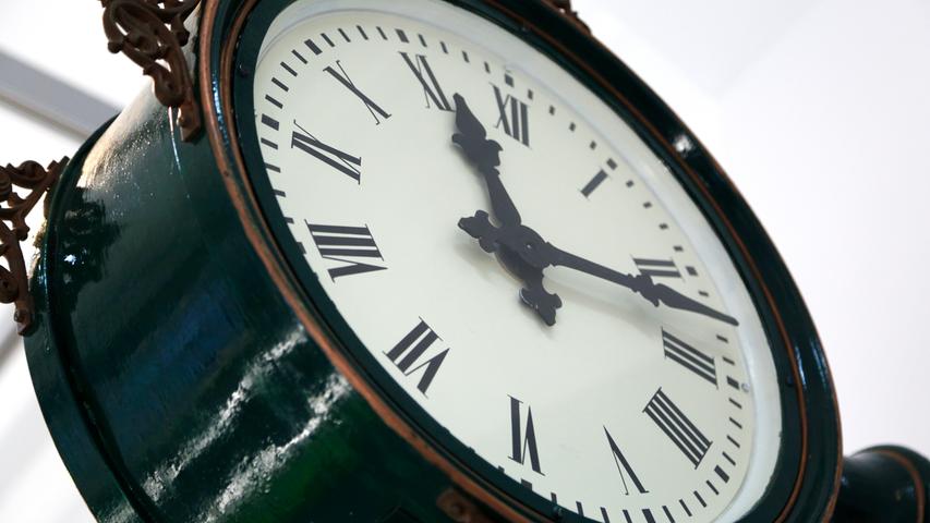Eine der historischen Uhren in der Ausstellung läuft und zeigt die aktuelle Zeit.