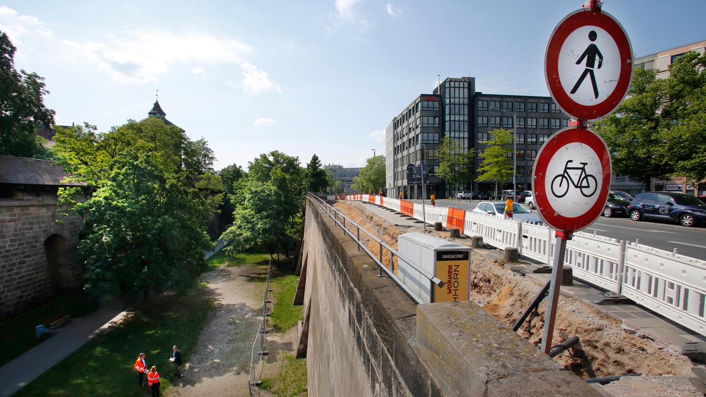 2020 wurde die Stadtmauer am Spittlertorgraben saniert, der Geh- und Radweg war währenddessen gesperrt (Archivfoto). Jetzt wird er wiederhergestellt.