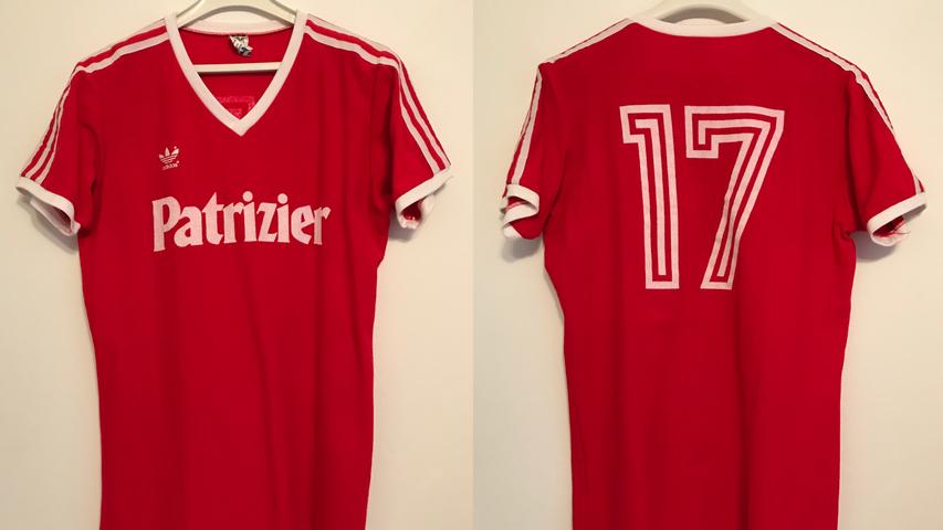 In der Saison 1984/85 wurde dieses Trikot unter anderem am 1. September 1984 im DFB-Pokalspiel gegen Arminia Bielefeld getragen, der Spieler ist nicht bekannt.