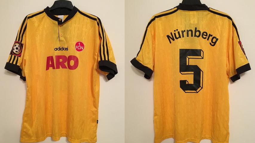 Das Trikot in der ebenfalls ungewöhnlichen gelben Farbe wurde in der Spielzeit 1996/97 von Peter Knäbel getragen.