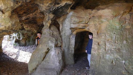 Kleine Höhle, große Geheimnisse: Auf dem Benediktusweg zum "Kruzerloch" bei Plankstetten