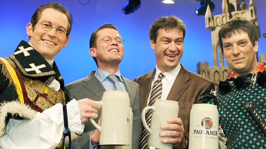 Feiern konnte er trotzdem noch: Umweltminister Markus Söder (2.v.r.), sein Double Stephan Zinner (r.), zu Guttenberg als Wirtschaftsminister und sein Double Stefan Murr (l.) 2009 nach dem traditionellen "Politiker-Derblecken" auf dem Münchner Nockherberg.