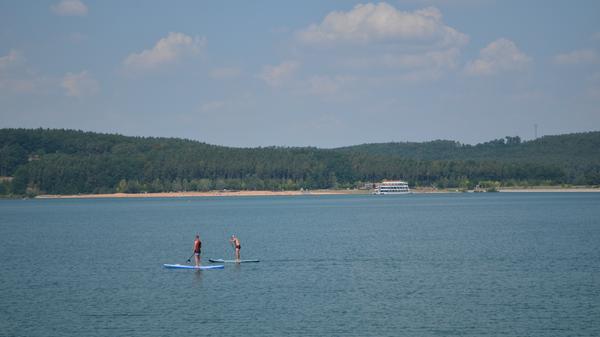 Das Fränkische Seenland - im Bild der Große Brombachsee - liegt vor der Nürnberger Haustüre und ist eine echte Alternative, wenn man nicht so weit an Seen oder ans Meer fahren möchte. Auch hier gibt´s Sandstrände, Strandbars, Campingplätze. Die Infrastruktur passt und reicht mindestens für ein verlängertes Wochenende.