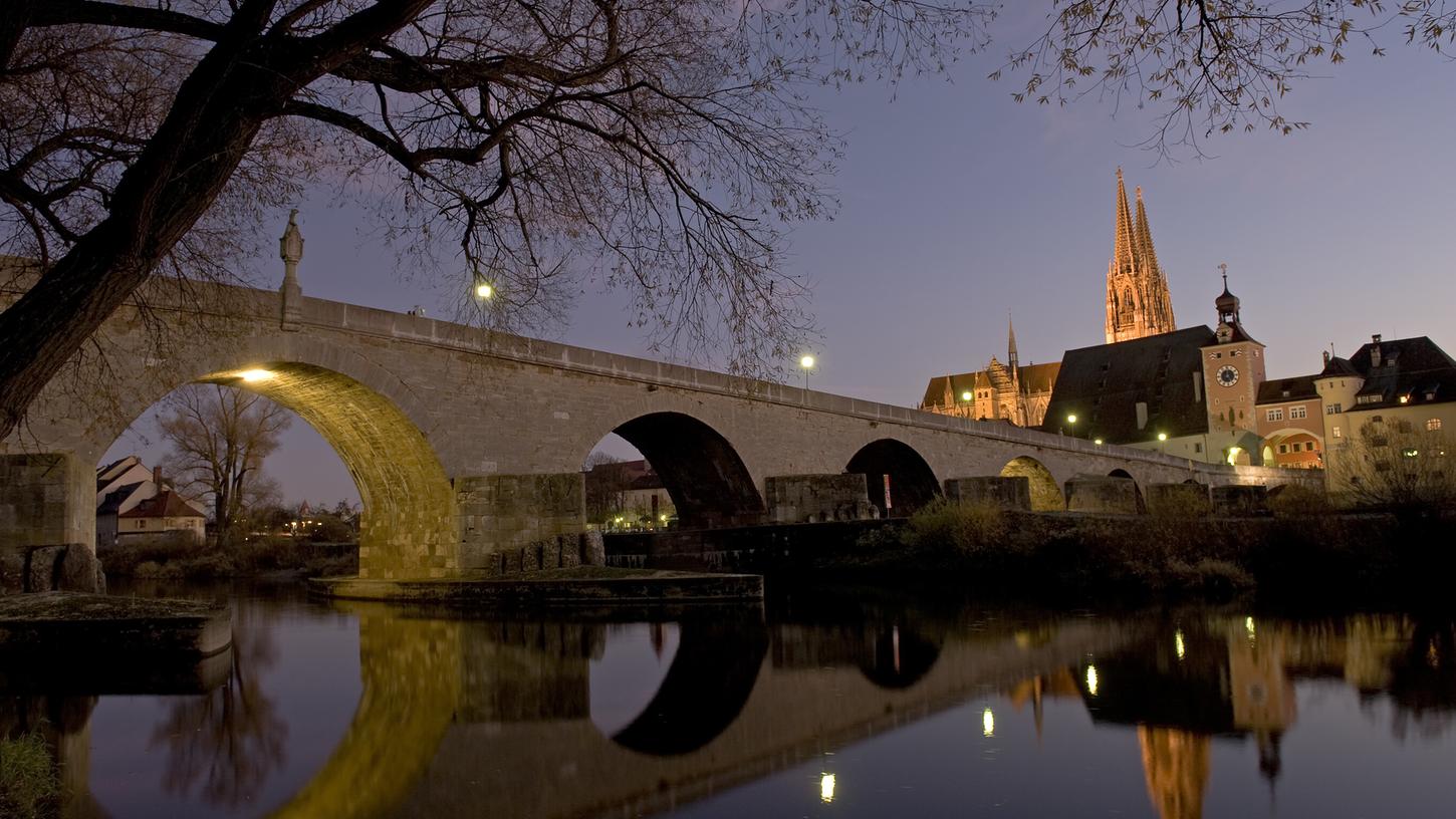 Die Steinerne Brücke gehört zu den Wahrzeichen Regensburgs und ist rund zehn Meter hoch.