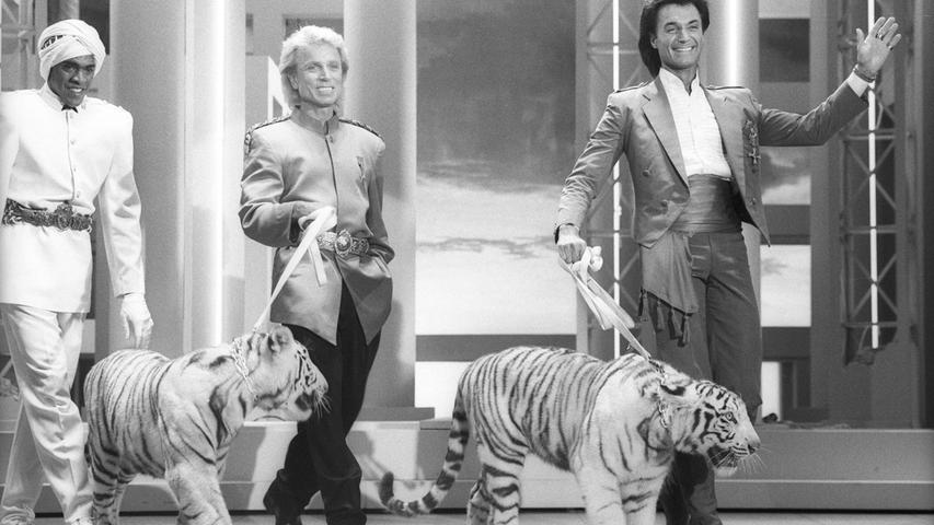 Siegfried und Roy sind wohl die bekanntesten Zauberer aller Zeiten. Bekannt wurden die beiden vor allem durch ihre Auftritte mit weißen Tigern und Löwen. Jahrelang traten die beiden in Las Vegas auf und gehörten zu den Bestverdienern im Live-Entertainment ihrer Zeit.