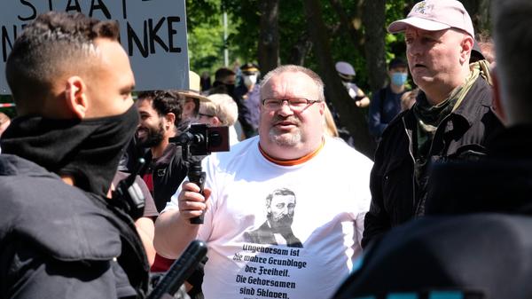 Auch der ehemalige NPD-Funktionär Frank Auterhoff hatte die Kundgebung vor der Meistersingerhalle besucht. Er hatte sich in der Vergangenheit unter anderem als Mitverantwortlicher des Fackelmarsches auf dem Reichsparteitagsgeländes zu erkennen gegeben und wurde bereits wegen Volksverhetzung verurteilt.