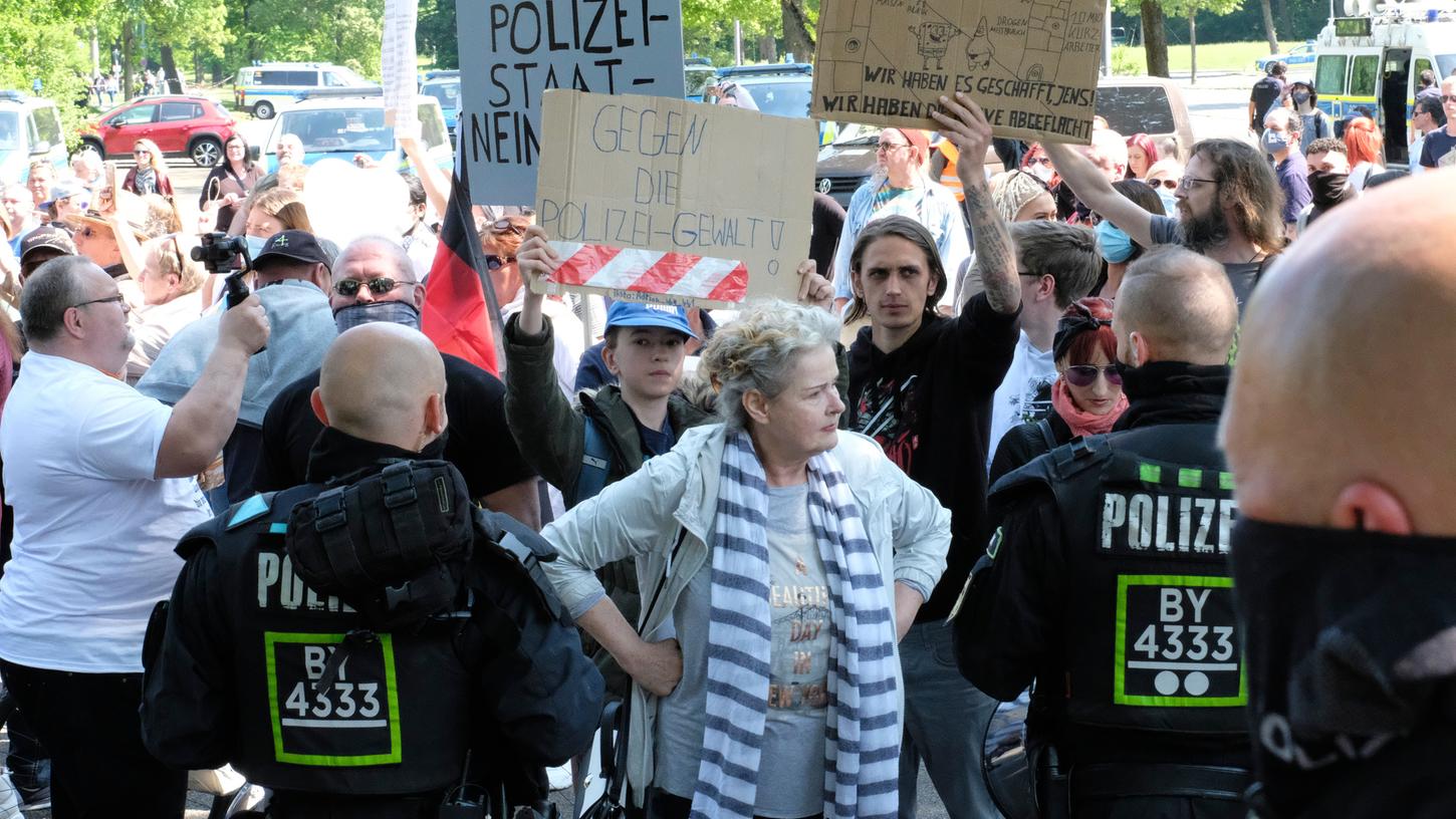 Mehr als 500 Teilnehmer sind am Samstagnachmittag allein vor der Nürnberger Meisterhalle gegen die Politik-Maßnahmen zu Felde gezogen.