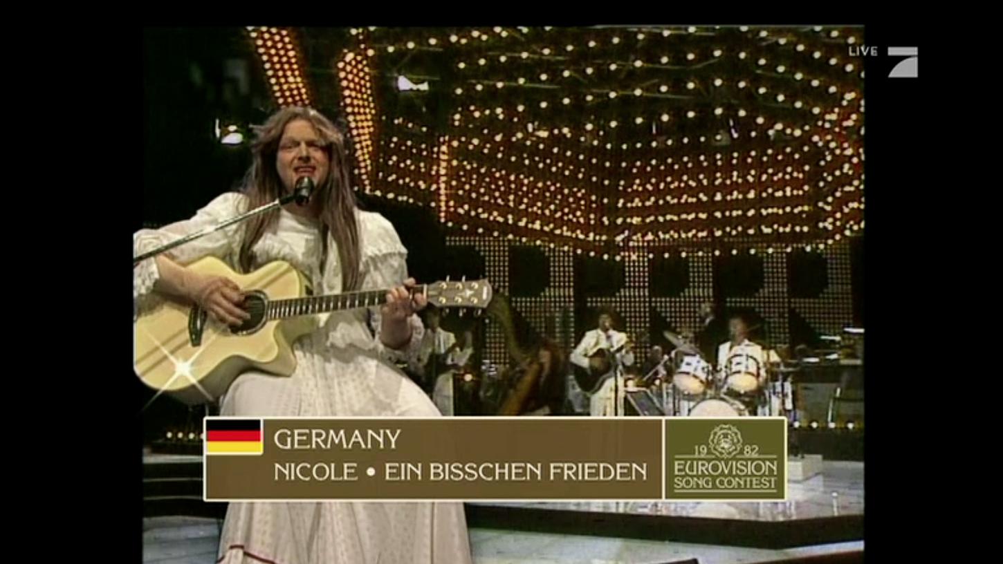 Verkleidet als die ehemalige ESC-Gewinnerin Nicole sang Stefan Raab in einem Einspieler ihren Song "Ein bisschen Frieden".