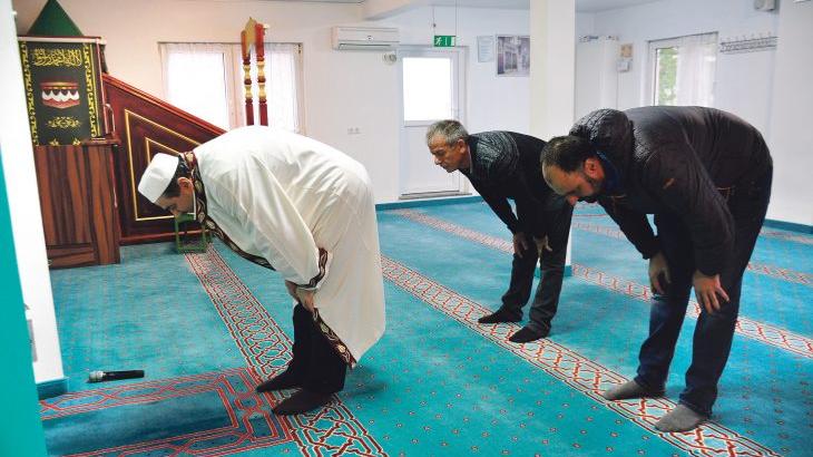 Imam Saruhan Senol und die Vorsitzenden des Ditib-Vereins beim Gebet in der Laufer Moschee.