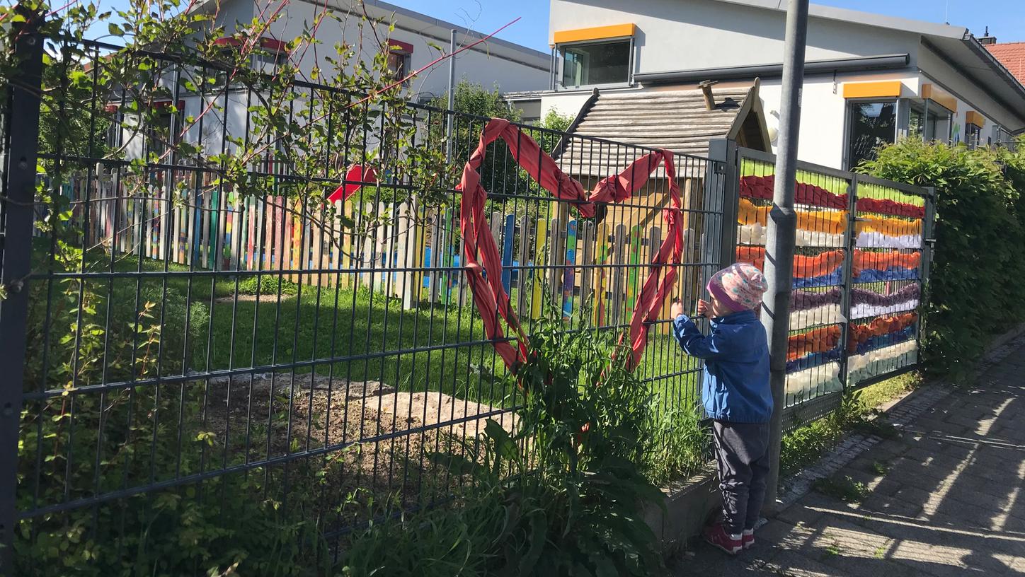 Ganz nah und doch so fern: Der Kindergarten Don Bosco in Forchheim, der in Corona-Zeiten mit Regenbogenfarben am Zaun die Kinder grüßt.