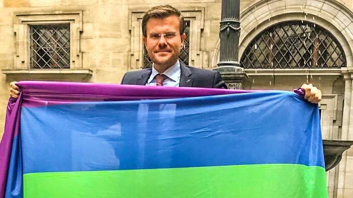 Gegen den Hass: Regenbogenflagge weht am Nürnberger Rathaus
