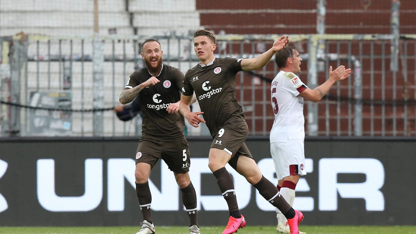 St. Pauli jubelt, Oliver Sorg spendet Applaus. Auch wenn Nürnbergs Rechtsverteidiger wohl nicht St. Pauli, sondern den Linienrichter genervt-sarkastisch meinte - die Bilder ähneln sich.  