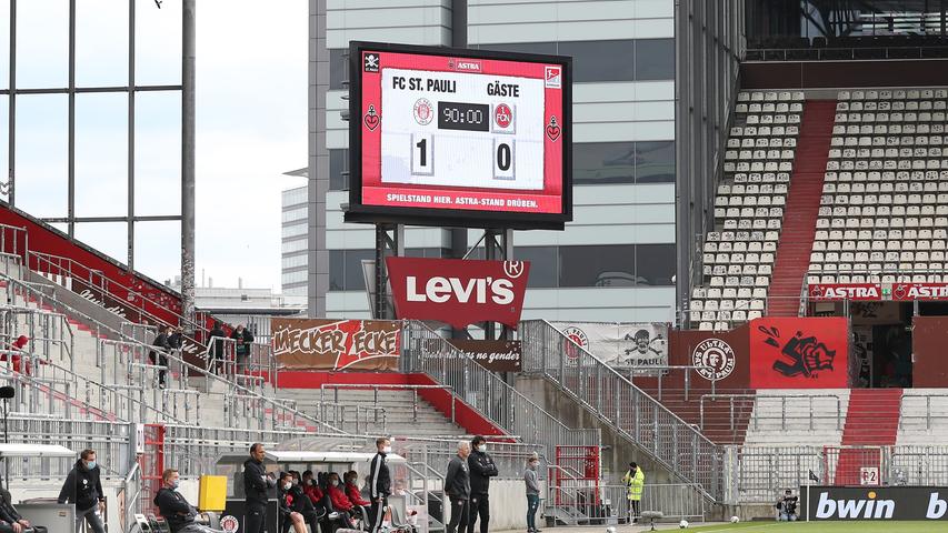 17. Mai 2020: Nach rund sechswöchiger Corona-Pause startet der Club in einem der sonst wohl stimmungsvollsten und kultigsten Stadien der 2. Bundesliga vor leerem Publikum. Wenngleich der FCN vor leeren Rängen spielen muss, gibt es aus dem Norden nichts Neues zu vermelden: Erneut hält der 1. FC Nürnberg lange die Kontrolle, ein Platzverweis (diesmal gegen Mathenia) beeinflusst dann allerdings maßgeblich den Spielverlauf, der FC St. Pauli trifft in der Schlussphase.
17. Mai 2020: Nach rund sechswöchiger Corona-Pause startet der Club in einem der sonst wohl stimmungsvollsten und kultigsten Stadien der 2. Bundesliga vor leerem Publikum. Wenngleich der FCN vor leeren Rängen spielen muss, gibt es aus dem Norden nichts Neues zu vermelden: Erneut hält der 1. FC Nürnberg lange die Kontrolle, ein Platzverweis (diesmal gegen Mathenia) beeinflusst dann allerdings maßgeblich den Spielverlauf, der FC St. Pauli trifft in der Schlussphase.