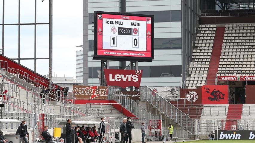 17. Mai 2020: Nach rund sechswöchiger Corona-Pause startet der Club in einem der sonst wohl stimmungsvollsten und kultigsten Stadien der 2. Bundesliga vor leerem Publikum. Wenngleich der FCN vor leeren Rängen spielen muss, gibt es aus dem Norden nichts Neues zu vermelden: Erneut hält der 1. FC Nürnberg lange die Kontrolle, ein Platzverweis (diesmal gegen Mathenia) beeinflusst dann allerdings maßgeblich den Spielverlauf, der FC St. Pauli trifft in der Schlussphase.