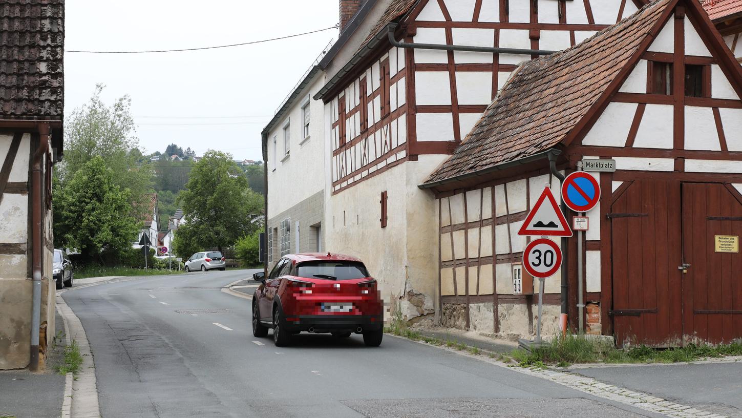Achtung, hier geht es holprig zu, sagt das Verkehrsschild. Deshalb ist Tempo 30 angeordnet. In wenigen Tagen schon könnte es eine Lösung für die Straße geben. Achtung, hier geht es holprig zu, sagt das Verkehrsschild. Deshalb ist Tempo 30 angeordnet. In wenigen Tagen schon könnte es eine Lösung für die Straße geben.