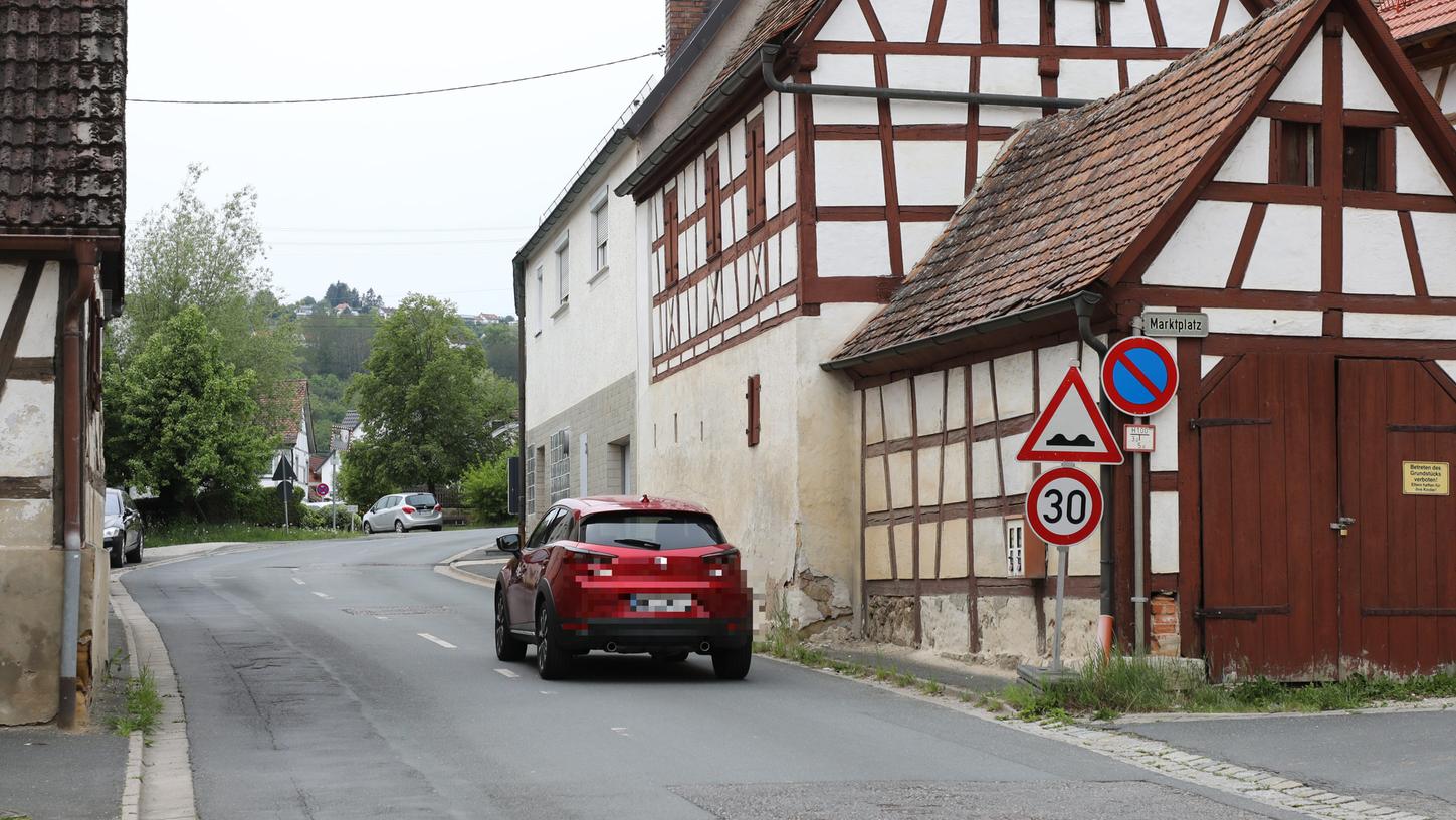 Die Hauptstraße in Ermreuth. 