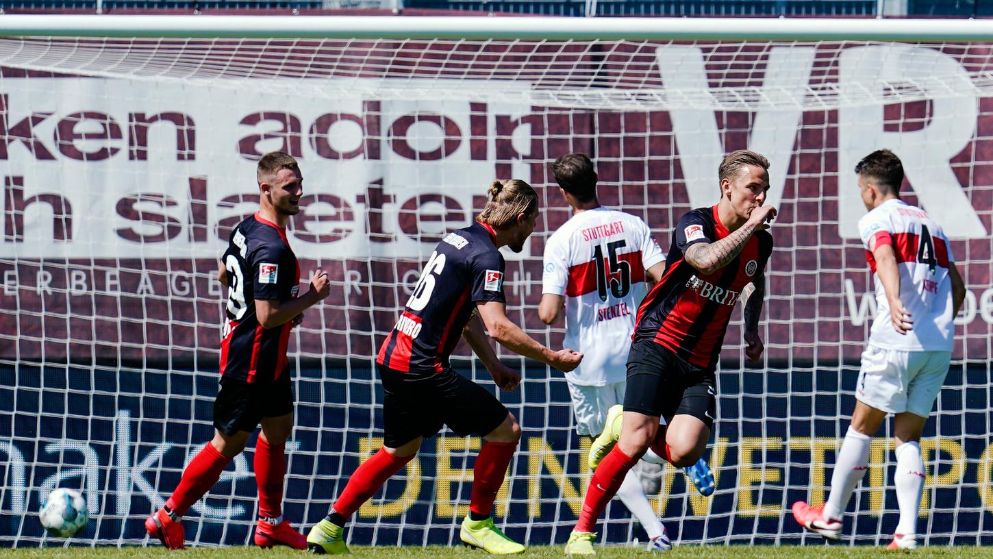 Der VfB Stuttgart musste sich gegen Wiesbaden geschlagen geben, steht aber weiterhin auf Tabellenrang drei.