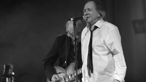 Nach Komplikationen, die nach einem schweren Fahhradsturz aufgetreten sind, ist der britische Sänger Phil May im Alter von 75 Jahren gestorben. Er gründete die Pretty Things 1963 zusammen mit seinem Freund Dick Taylor.