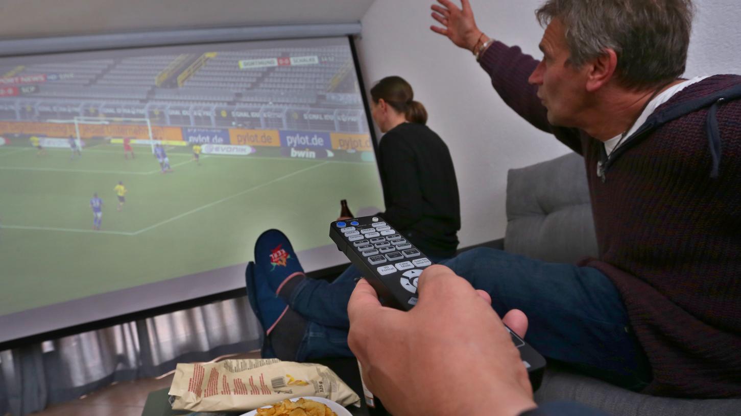 Zum Bundesliga-Neustart vor leeren Rängen schaltete eine enorme Zahl von Fußball-Fans den Fernseher ein, vor allem die Samstagskonferenz.