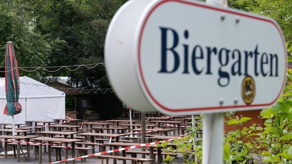 Die Anzahl der maximalen Besucher ist von Biergarten zu Biergarten unterschiedlich. Die Gäste müssen so platziert werden, dass zwischen den einzelnen "Parteien" mindestens 1,5 Meter Abstand sichergestellt ist. Entsprechend müssen die Betreiber die Tische aufstellen.