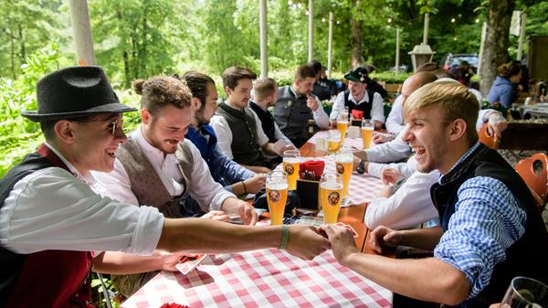 Familien oder Mitglieder eines Haushalts dürfen gemeinsam an einem Tisch sitzen, das gilt auch für die Angehörigen eines weiteren Hausstands. Dabei gilt dann nicht der übliche Sicherheitsabstand von 1,5 Metern.