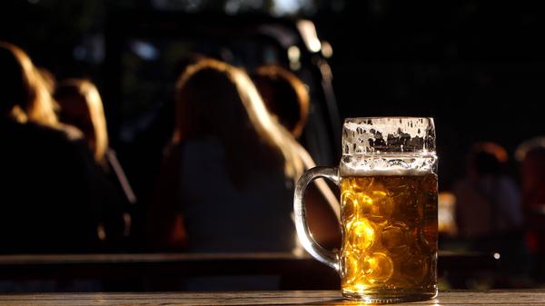 Wer auf lange Abende unter freiem Himmel gehofft hat, muss sich gedulden: Um 20 Uhr ist Schluss in der Außengastronomie. Die Innenräume dürfen Restaurants und Gaststätten erst ab dem 25. Mai öffnen, dann aber dafür bis 22 Uhr.