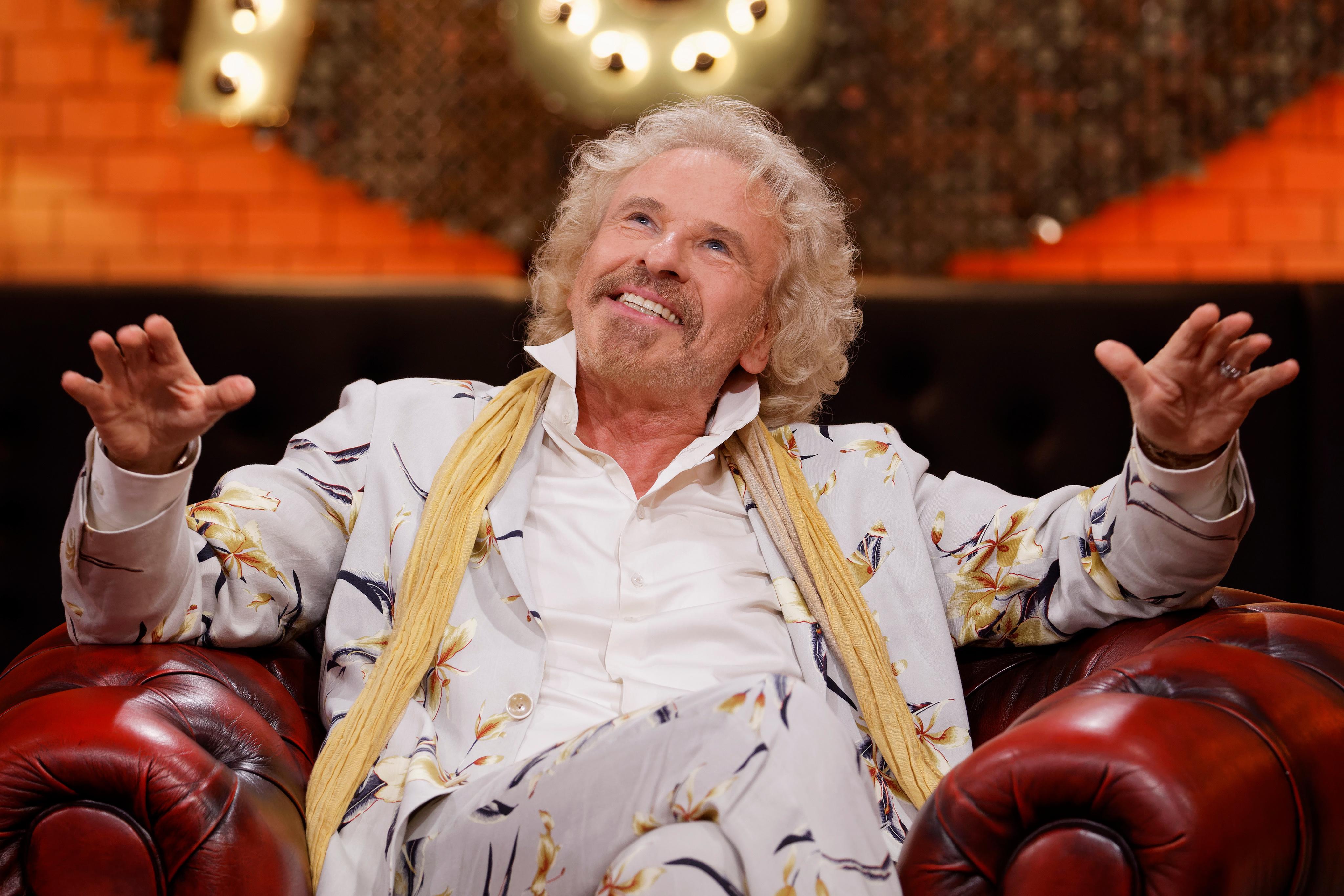 Der Entertainer sitzt gut gelaunt in einem Sessel während der TV-Show "Happy Birthday, Thomas Gottschalk! - Live aus Berlin", die zu seinem 70. Geburtstag am 17.05.2020 im ZDF ausgestrahlt wurde.