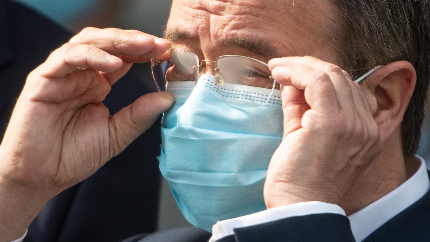 Auch Nordrhein-Westfalens Ministerpräsident Armin Laschet (CDU) hat mit durch den Mund- und Nasenschutz beschlagenen Brillengläsern zu kämpfen.