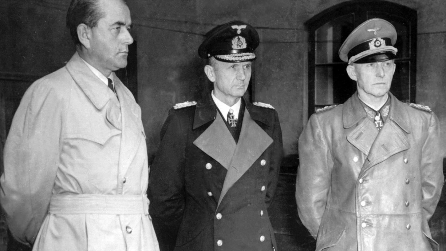 Drei Nazi-Größen direkt nach ihrer Verhaftung durch britische Soldaten am 23. Mai 1945 in Flensburg. Der ehemalige Reichsminister für Bewaffnung und Munition, Albert Speer (links), Hitlers Nachfolger Karl Dönitz (Mitte) und Alfred Jodl (rechts), Chef des Oberkommandos der Wehrmacht, wurden gemeinsam abgeführt.