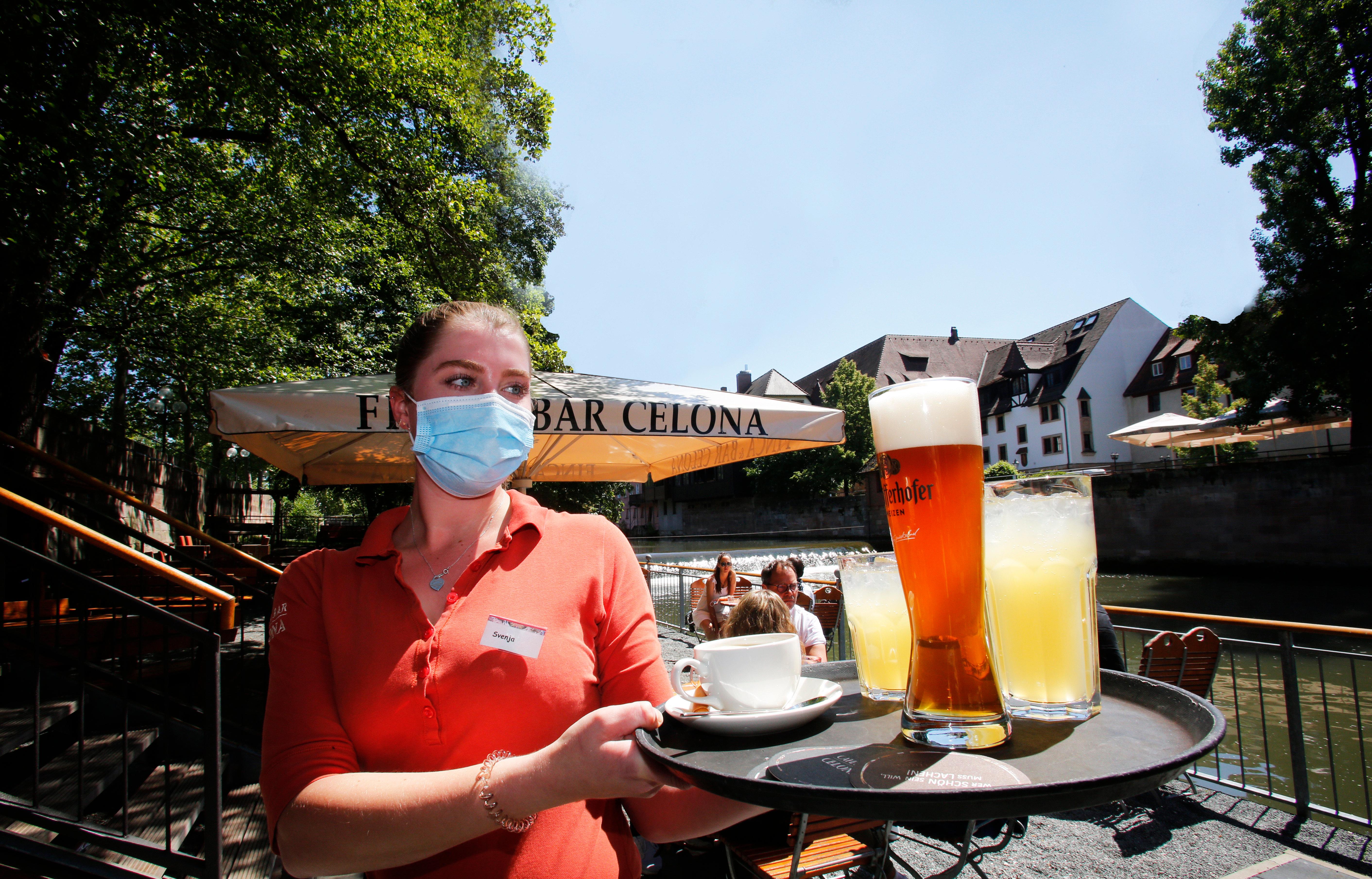 Die Finca und Bar Celona in Nürnberg bietet eigentlich Platz für zahlreiche Gäste. Doch um den strengen Corona-Beschränkungen gerecht zu werden, werden dort aktuell nicht alle Tische auf der Terrasse direkt an der Pegnitz besetzt.