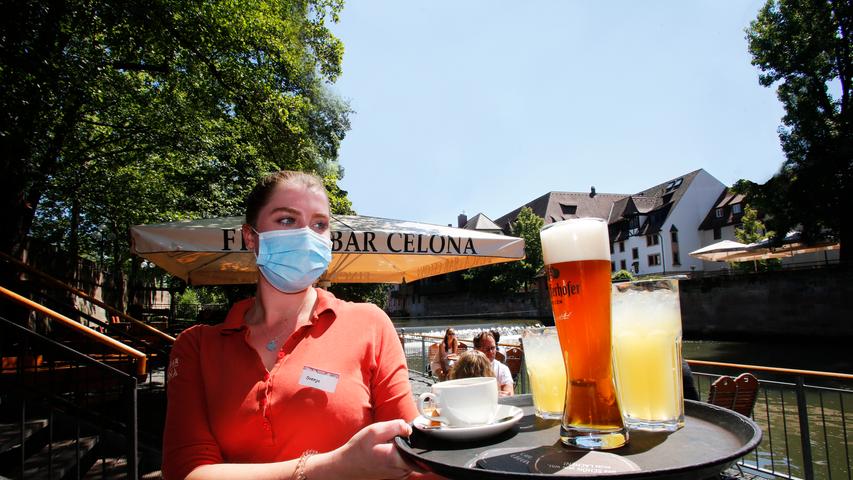 Die Finca und Bar Celona in Nürnberg bietet eigentlich Platz für zahlreiche Gäste. Doch um den strengen Corona-Beschränkungen gerecht zu werden, werden dort aktuell nicht alle Tische auf der Terrasse direkt an der Pegnitz besetzt.