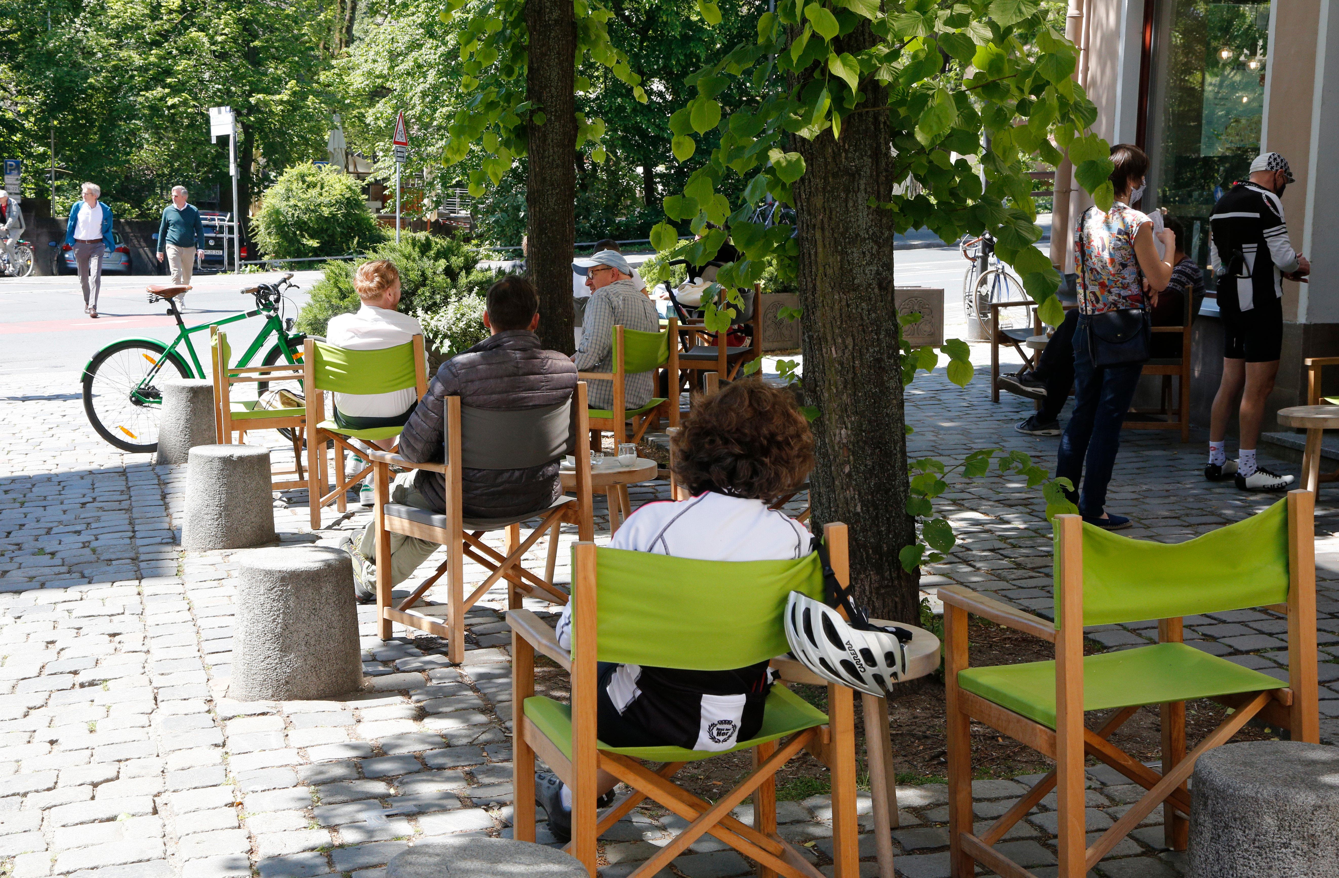 In der Weißgerbergasse lies es sich am Montag auch mit Abstand unter dem Schatten der Bäume gemütlich sitzen.