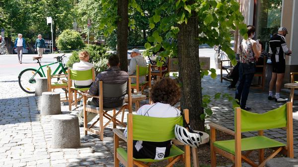 In der Weißgerbergasse lies es sich am Montag auch mit Abstand unter dem Schatten der Bäume gemütlich sitzen.