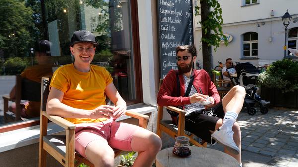Egal ob mit der Familie oder Freunden: Die Nürnberger genossen den ersten Tag nach den Corona-bedingten Schließungen der Lokale und Cafés.