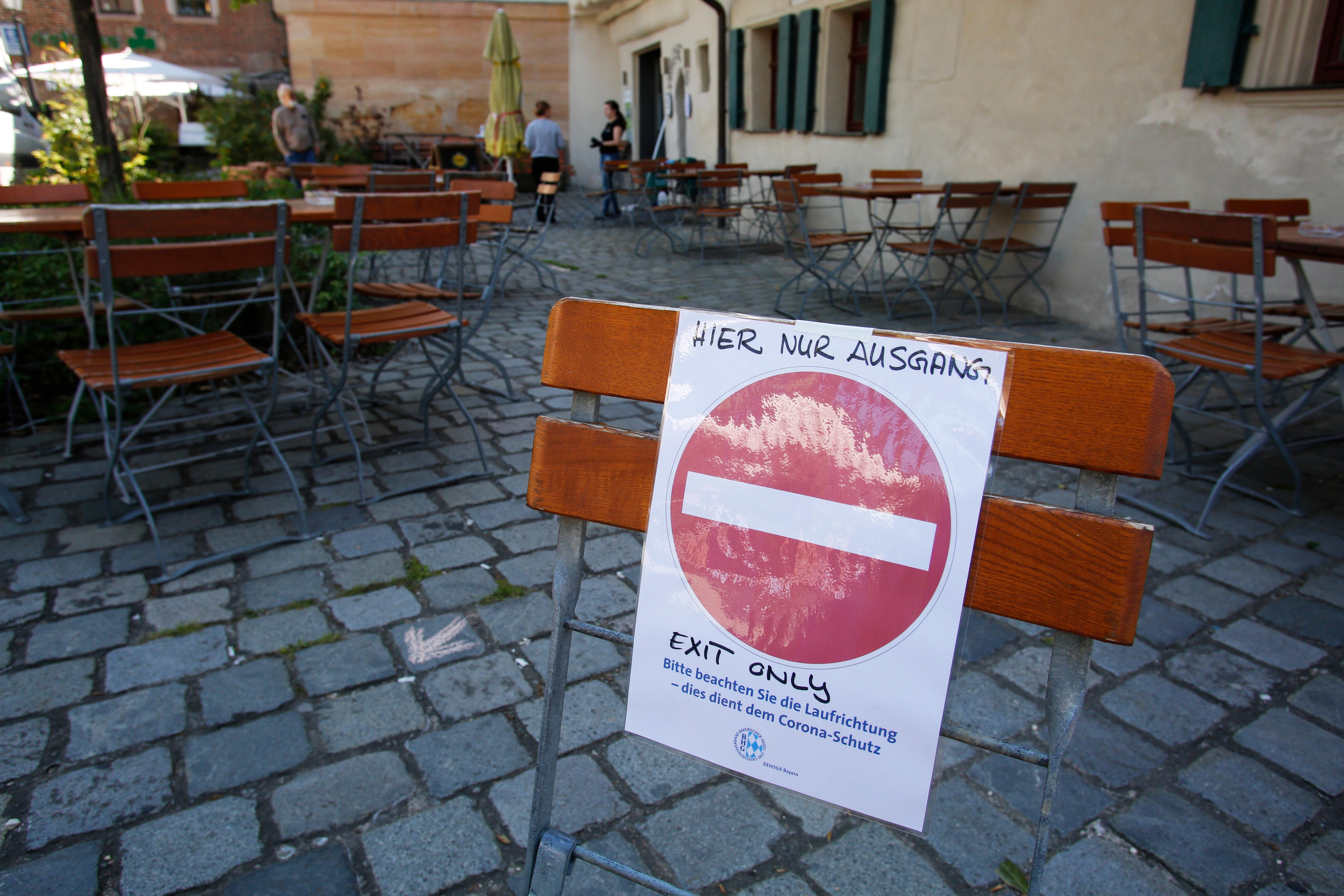 Im sogenannten "Wespennest" in Nürnberg versuchen die Wirte die Besucher mit Schildern über die Neuregelungen aufzuklären. Damit der Abstand gewahrt bleibt, gibt es separate Ein- und Ausgänge.