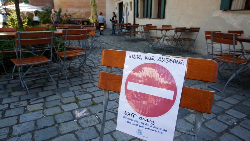 Im sogenannten "Wespennest" in Nürnberg versuchen die Wirte die Besucher mit Schildern über die Neuregelungen aufzuklären. Damit der Abstand gewahrt bleibt, gibt es separate Ein- und Ausgänge.