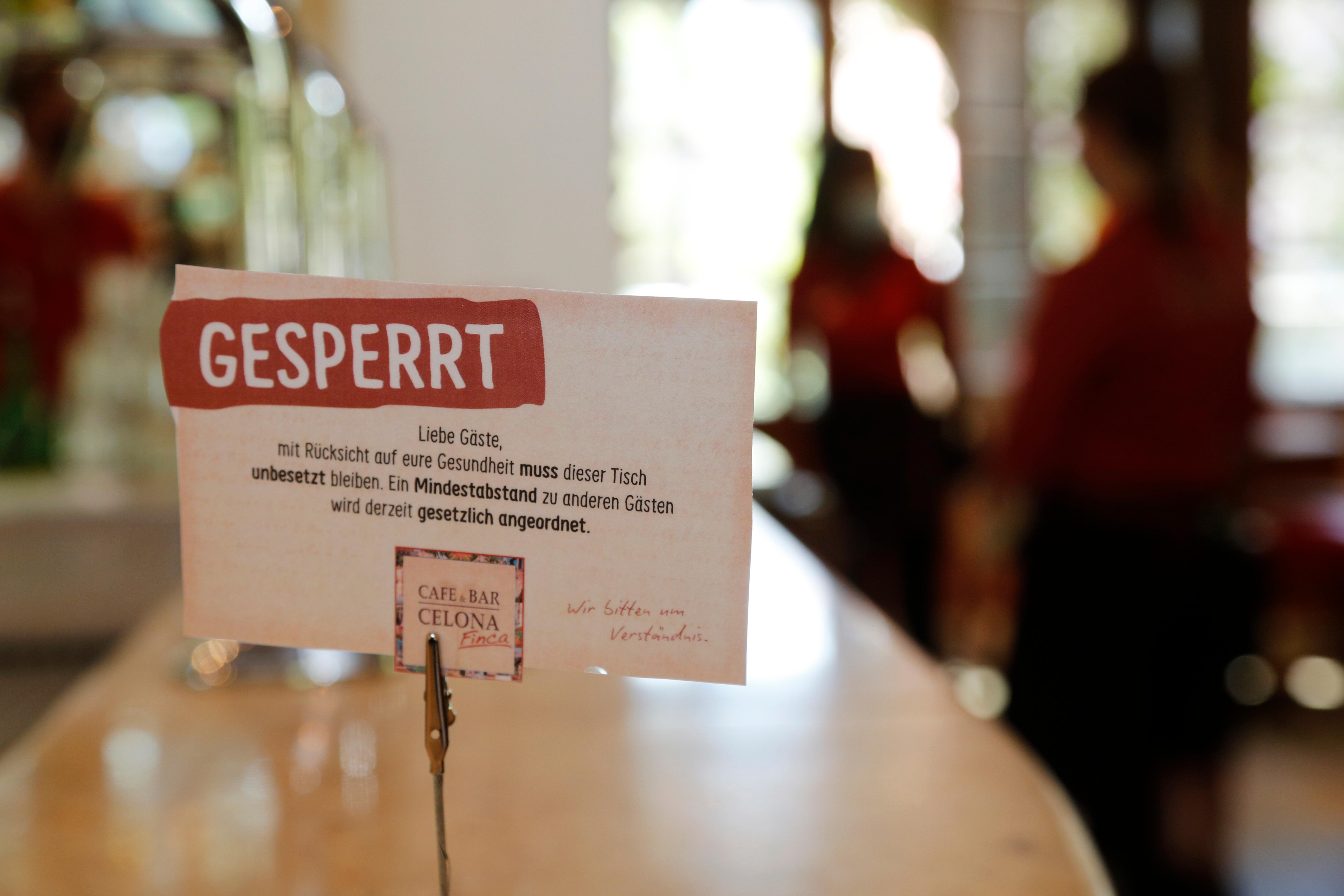 Die Tische in den geöffneten Lokalen müssen übrigens so weit auseinanderstehen, dass zwischen den besetzten Tischen immer mindestens 1,5 Meter Platz ist.