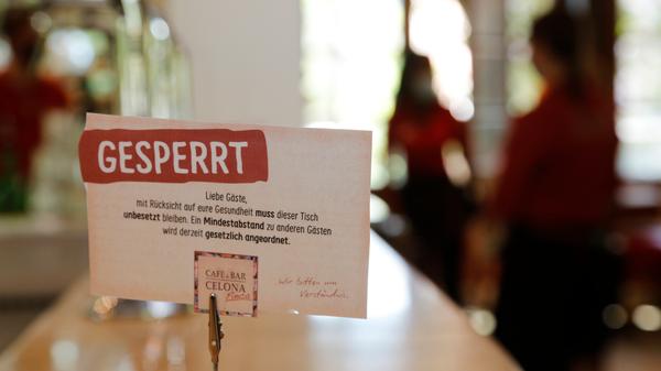 Die Tische in den geöffneten Lokalen müssen übrigens so weit auseinanderstehen, dass zwischen den besetzten Tischen immer mindestens 1,5 Meter Platz ist.